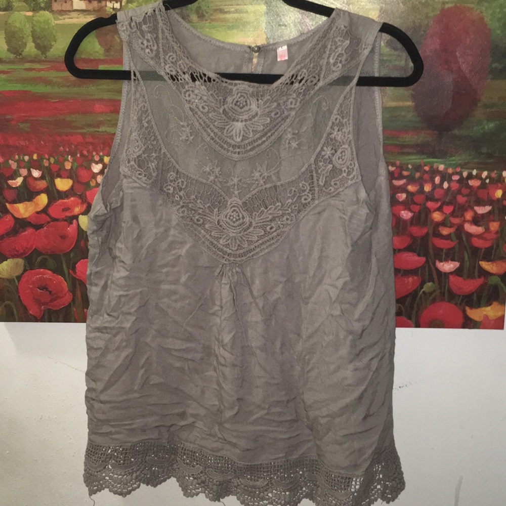 Cute tank top for the summer.